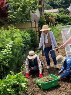 敷地内の草刈りを行いました